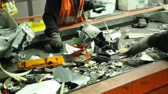 工人在回收输送带上的电子废物视频素材模板下载