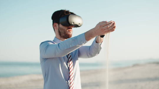 商务人士在海滩上使用虚拟现实耳机练习放松视频素材模板下载