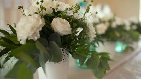 桌子上漂亮的花束