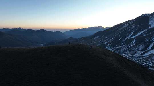 青海拉脊山冬日雪山傍晚航拍4K视频