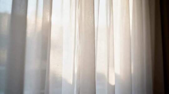 室内阳光透过窗帘画面