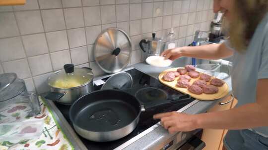 女人煮肉丸或肉饼肉饼油炸