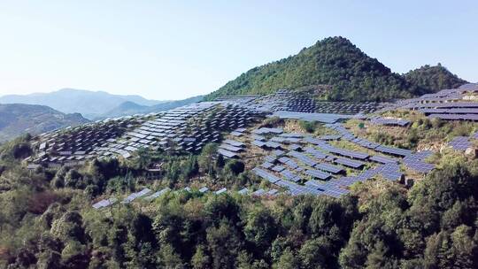 航拍山上光伏太阳能电池板