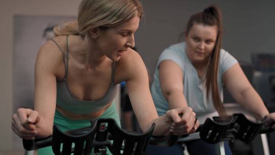 健身房里锻炼的女人视频素材模板下载
