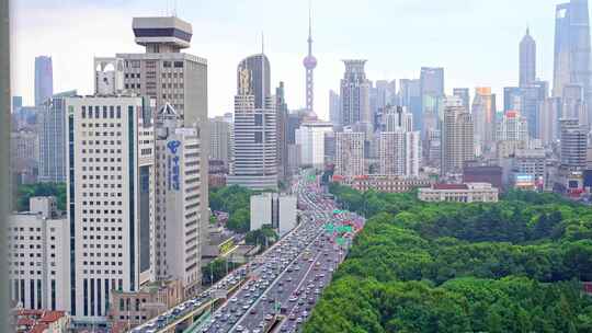中国上海延安高架城市道路汽车交通景观