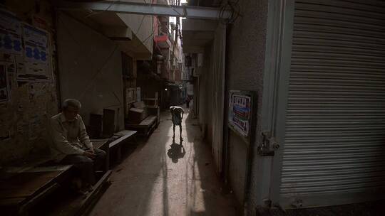 老人走在黑暗的小巷里视频素材模板下载