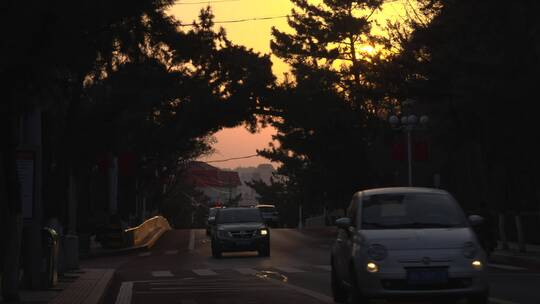 夕阳下的车流和行人