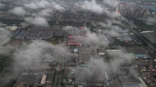 航拍城市雨后平流雾