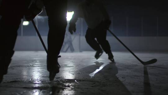 曲棍球运动员用棍子打冰球视频素材模板下载