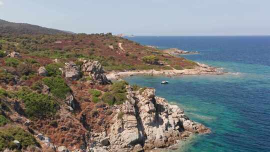 白石山鸟瞰图，干旱植被沙滩波浪压在沙滩上