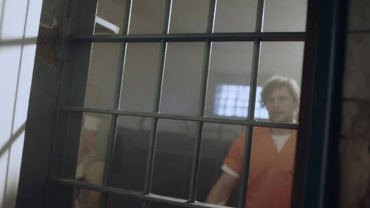 囚犯在监狱牢房视频素材模板下载