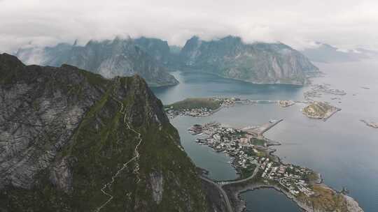 阴天空中海上岛屿上的村庄建筑