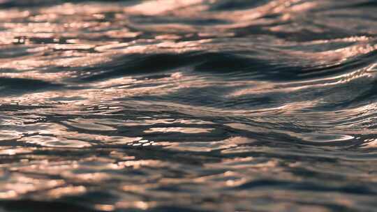 夕阳黄昏：波光粼粼的金色水面波浪