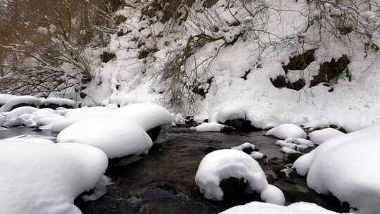 大雪过后的森林积雪和溪流