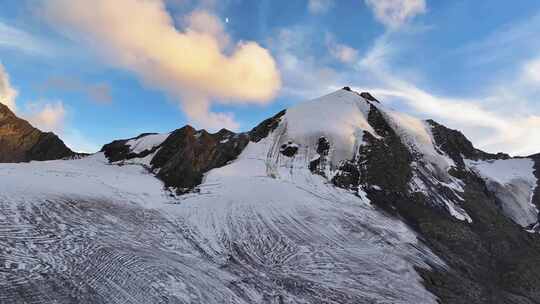 航拍川西贡嘎山卫峰乌库楚雪山风光