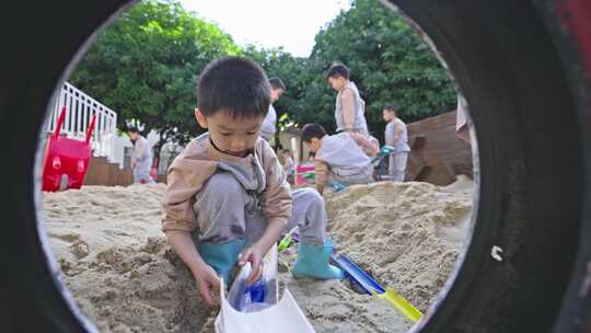 幼儿园老师和小孩欢乐玩耍