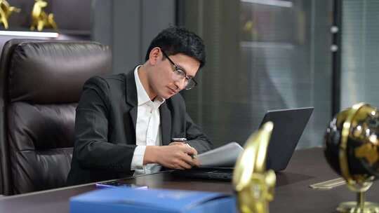 商务男士创业者日常办公