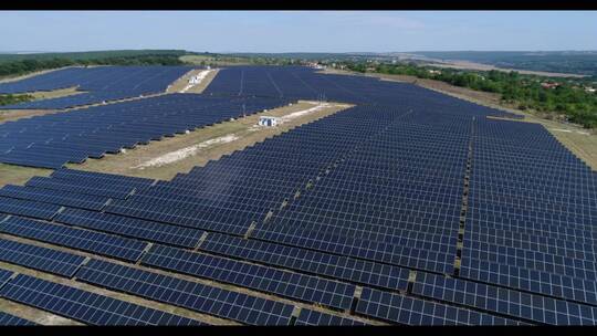 上面的太阳能发电站。生态可再生能源。