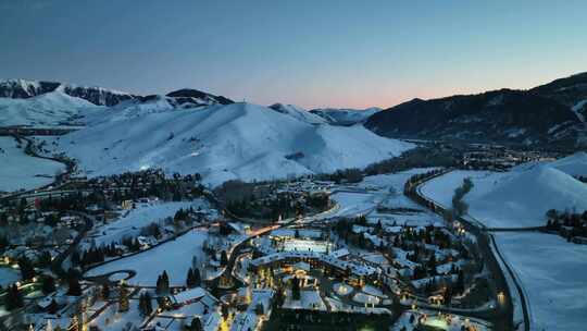 爱达荷州中部太阳谷大滑雪胜地的风景夜景。空中广角拍摄