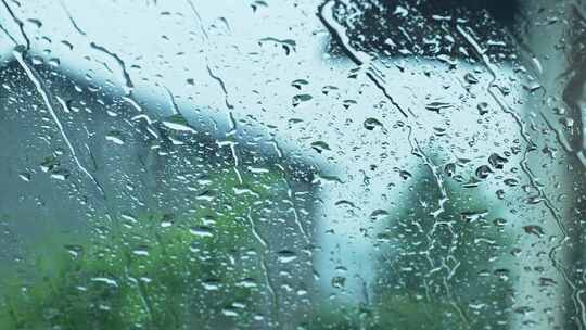 车窗上的雨水雨季悲伤城市生活