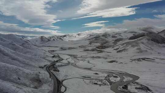 青海果洛州冬日蓝天白云雪山航拍4k视频