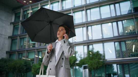 女人，城市建筑，外套，雨伞