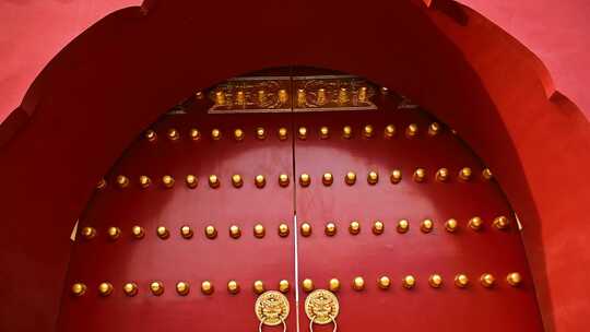 北京故宫紫禁城红漆大门金色门环装饰门钉