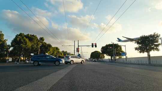 4K拍摄民航客机在道路上空飞过