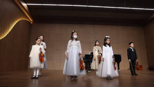 少年儿童拉小提琴音乐会