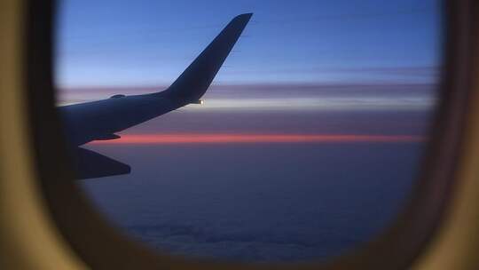 飞机窗外的夕阳和晚霞
