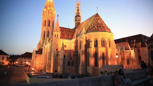 日落前的布达佩斯马加什教堂