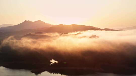 清晨湖光山色