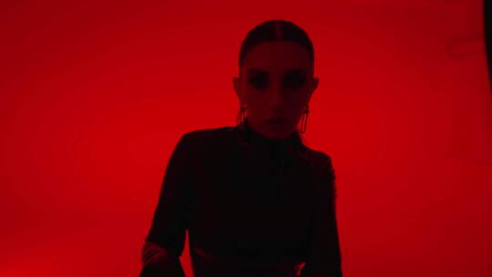 工作室中DJ控制台后面的女DJ肖像，红色