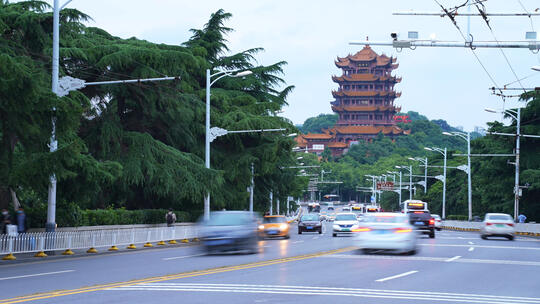 武汉城市地标旅游黄鹤楼历史古建筑与车流