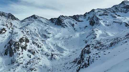 白雪覆盖的山景