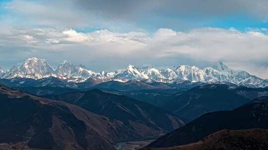 新都桥居里寺垭口看雪山群