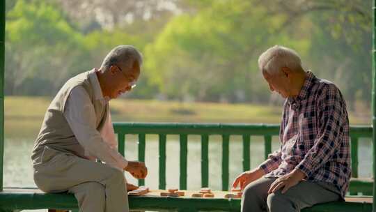 公园里老人下棋