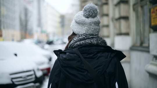 女人，雪，城市，看着相机