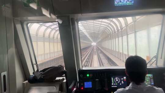 北京5号线地铁在轨道运行