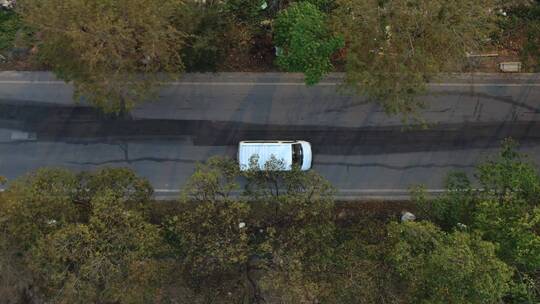 汽车老公路视频树荫下县乡道路上行驶的车辆视频素材模板下载