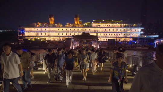 夜晚武汉知音号游轮码头上下游轮的旅客人流