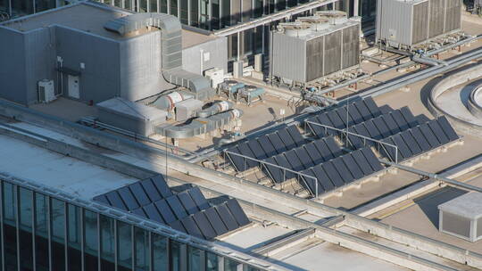 6K 高楼顶层的太阳能面板