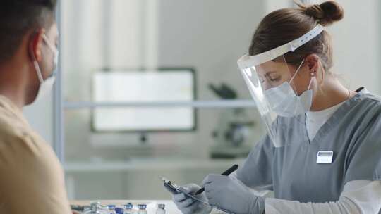 医护人员记录医疗信息