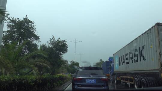 下雨 雨天 雨天出行 雨水视频素材模板下载