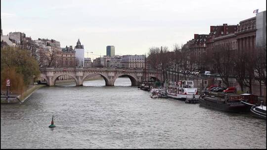 法国巴黎白天的塞纳河边视频素材模板下载