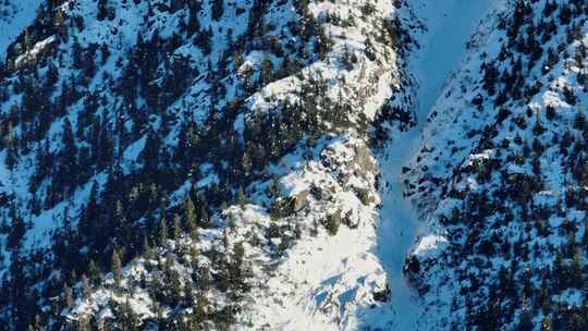 航拍西藏昌都然乌湖旁的雪山