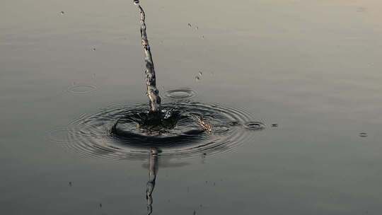 石子投入水中溅起水花波纹慢动作