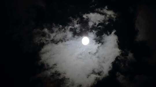 中秋节夜晚月亮云彩