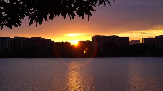 唯美黄昏湖面日落风光景色傍晚江边湖光夕阳