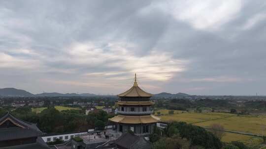 黄昏夕阳下寺院里的宝塔